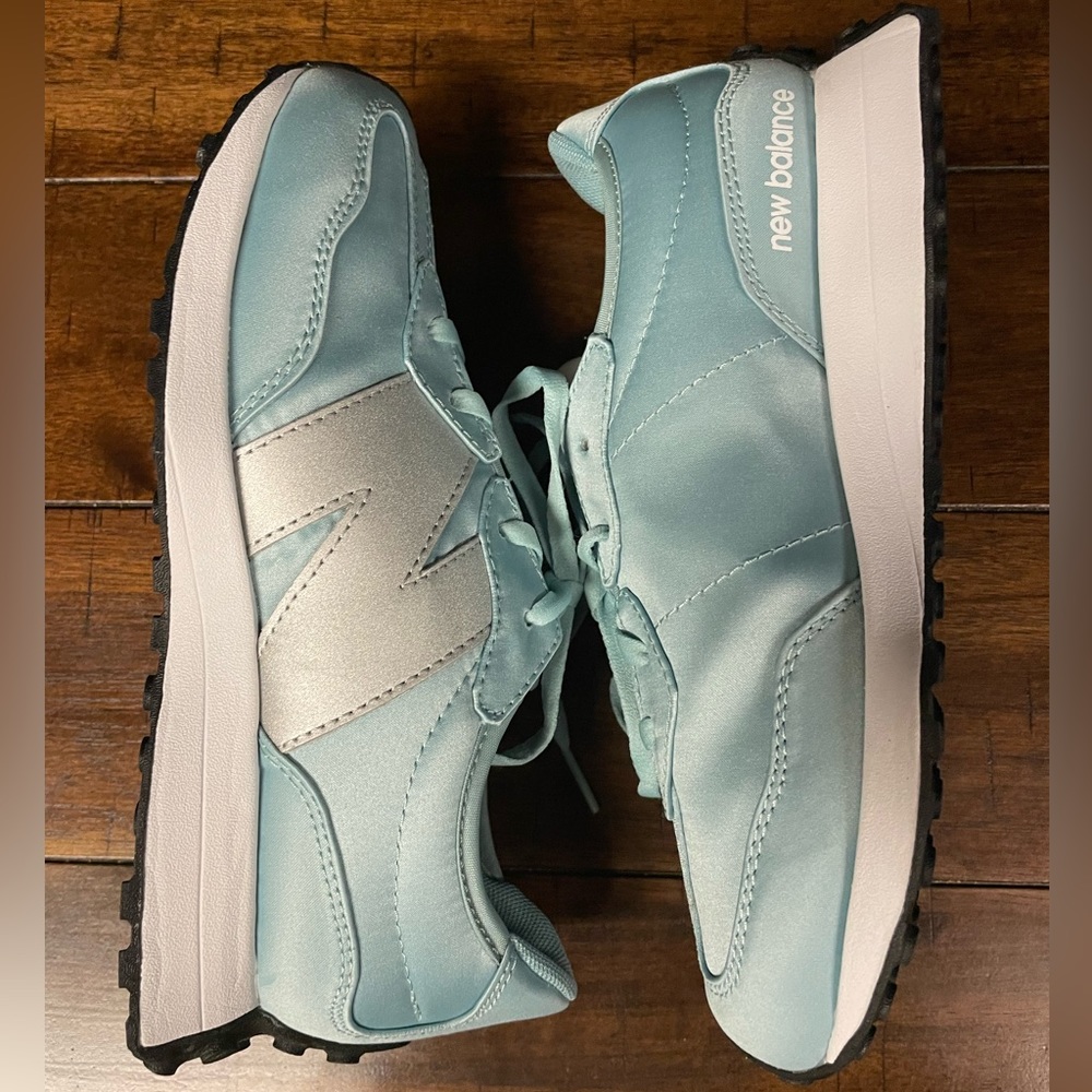 New Balance 327 - Picture 2 of 9